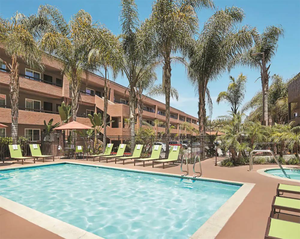 La Quinta Inn and Suites San Diego Review Pool