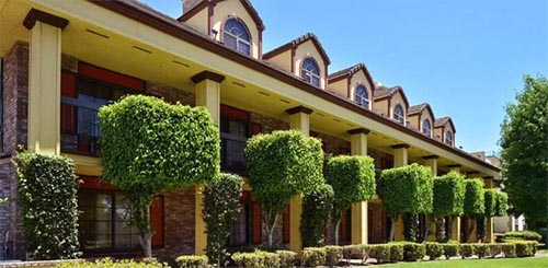 Best Western Raffles Inn Review Exterior