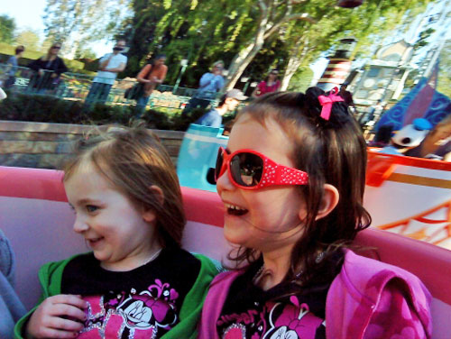 Mädchen lachen und drehen sich in den TeaCups im Disneyland