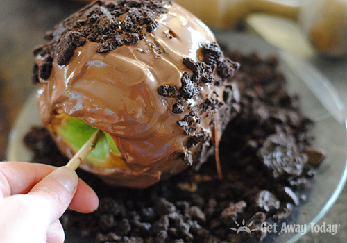 Disneyland Halloween Dirt and Worms Apple Recipe roll in dirt