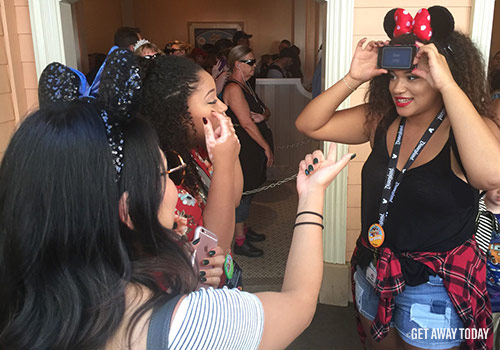 Theme Park Line games Heads up at Disneyland