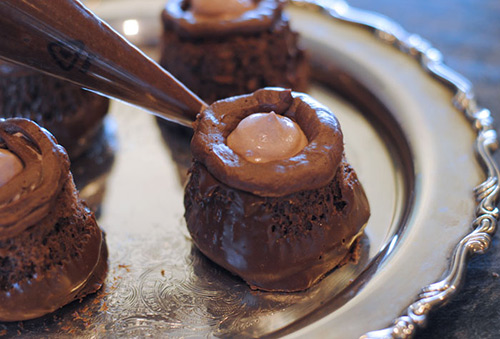 Frosting the outside rim of Harry Potter Cauldron Cakes.