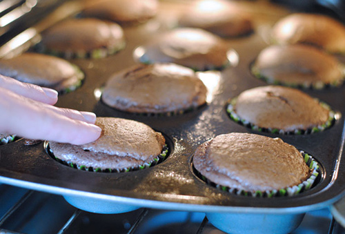 Testing the Harry Potter Cauldron Cakes in tin.